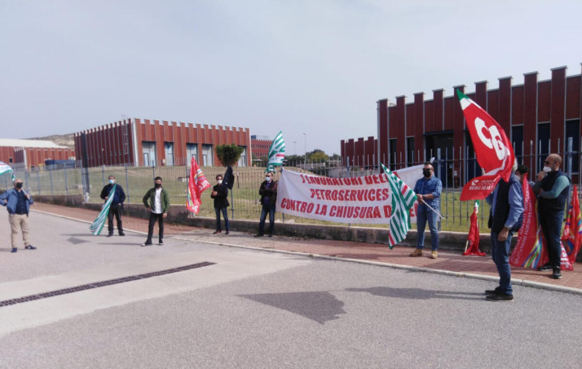 "Petroservices", azienda conferma trasferimenti: sindacati, "altre 40 ore di sciopero" - La protesta davanti al centro Enimed