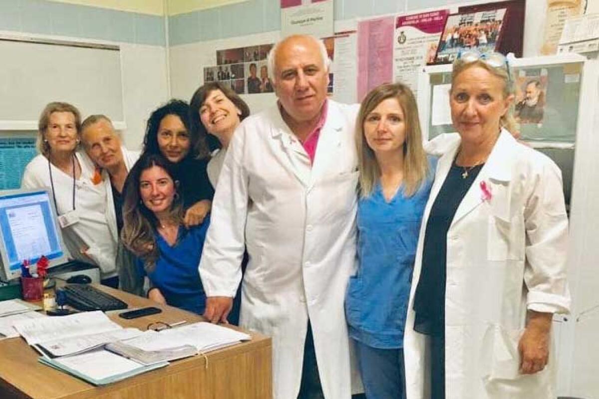 Senologia verso il taglio? Gnoffo: "Asp e Regione mettano fine alla loro inerzia" - Il senologo Giuseppe Di Martino e il suo staff in ospedale