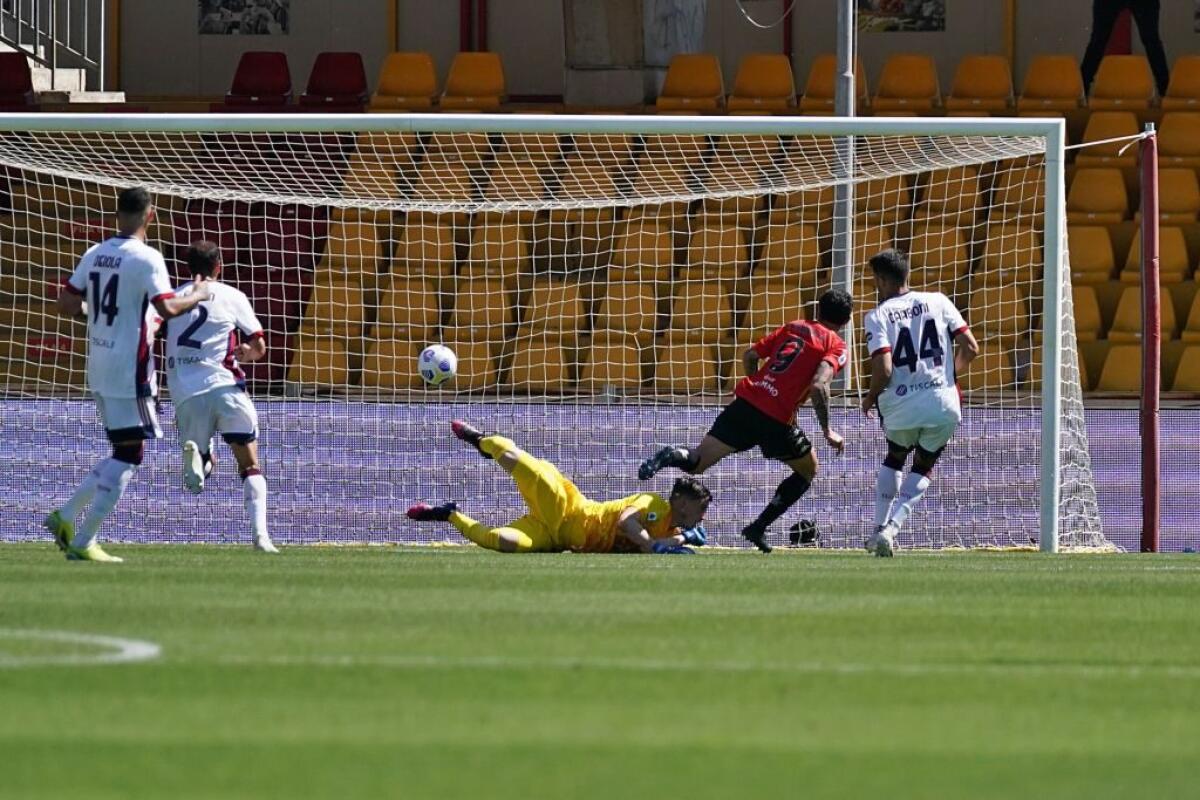 Il Cagliari vince lo spareggio salvezza, 3-1 a Benevento - 