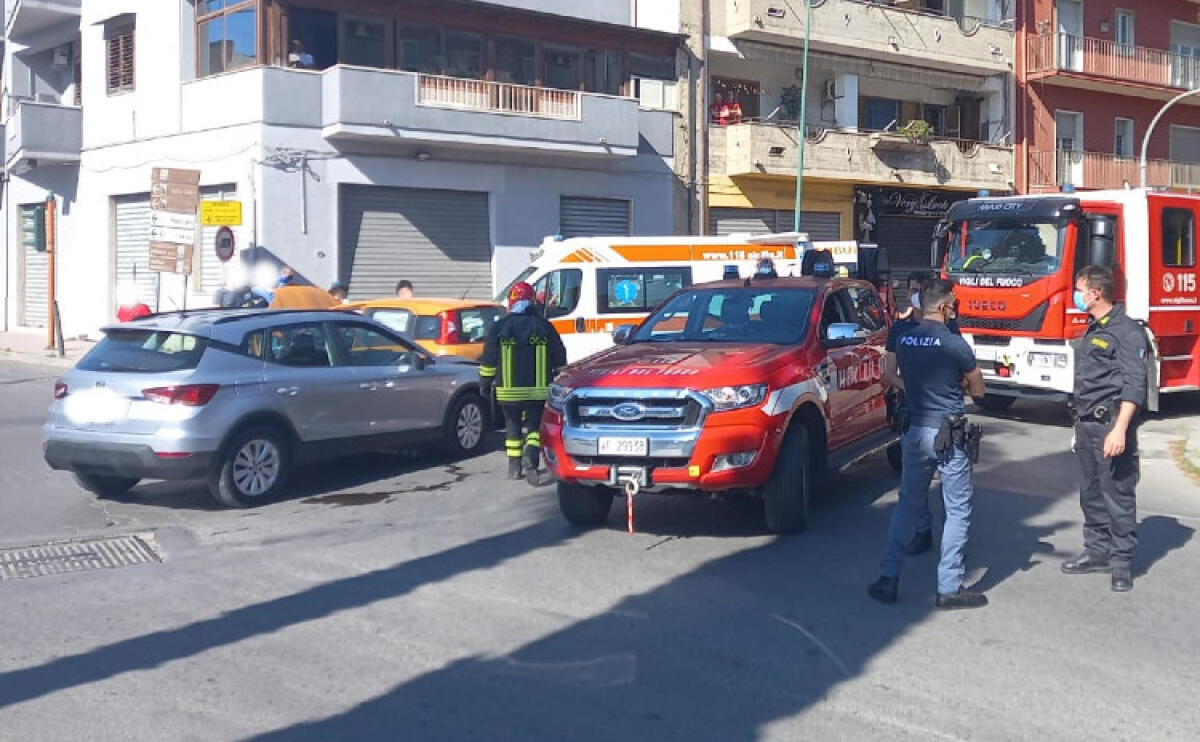 Scontro stradale in via Venezia, almeno un ferito: anche un'intera famiglia coinvolta - Lo scontro in via Venezia