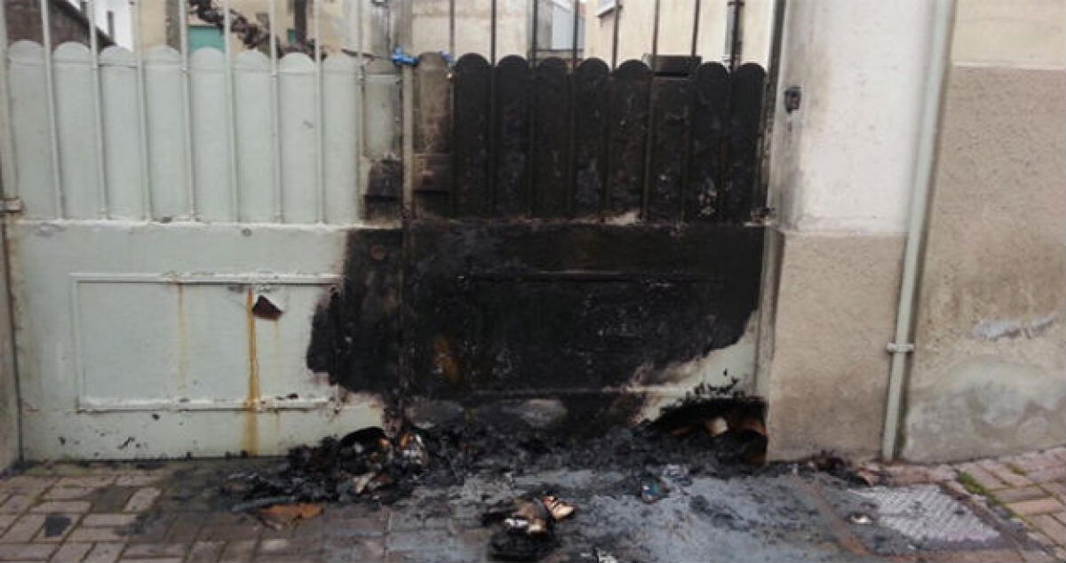 Danneggiato stabile in via Livorno, nella notte fuoco ad un pneumatico - 