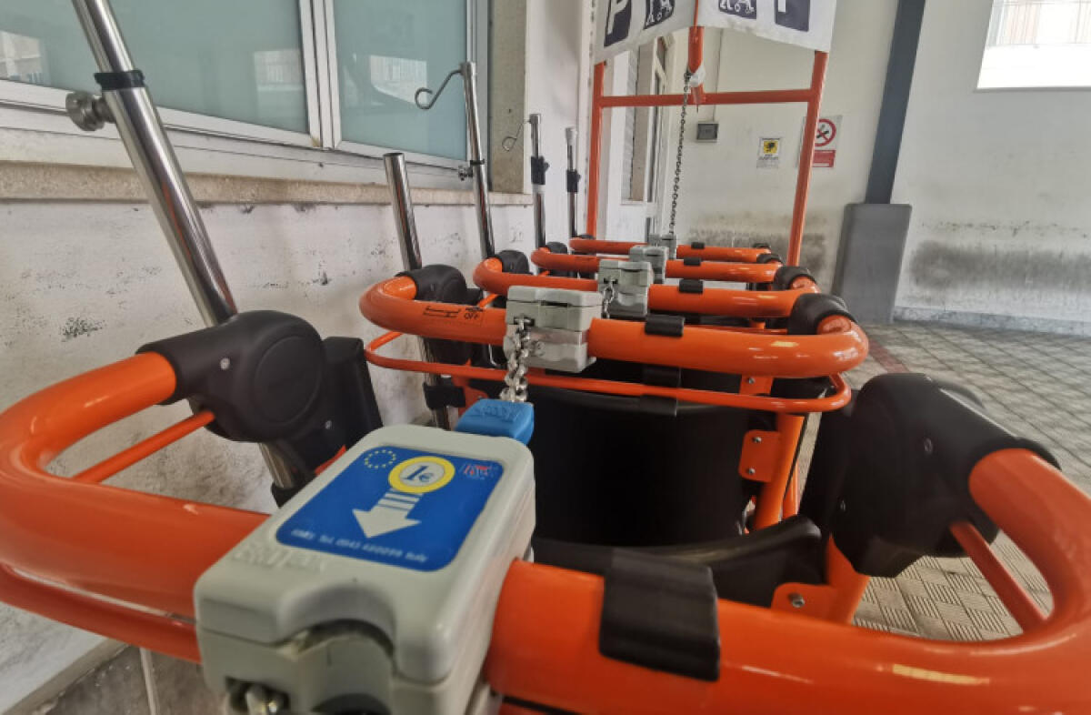 Scoperto mentre rubava una sedia a rotelle dell'ospedale, "volevo recuperare un euro" - 