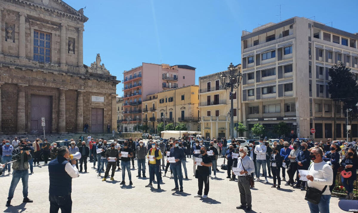 "Deputati ci aiutino", Greco: "Istituzioni stiano vicine ad esercenti allo stremo" - I commercianti in piazza Umberto I in protesta durante la pandemia