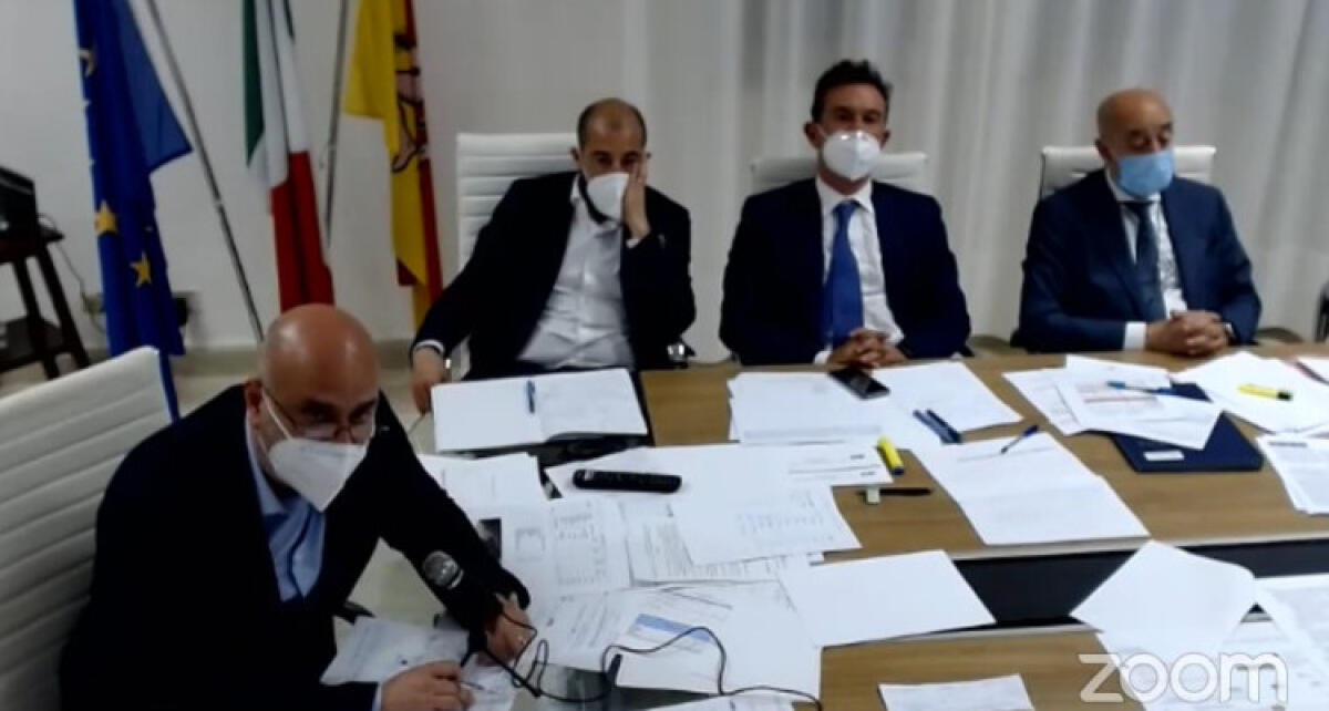 Scontri e veleni sull'allerta sanitaria, sì atto indirizzo: "Commissione di indagine" - Caltagirone e i manager Asp 