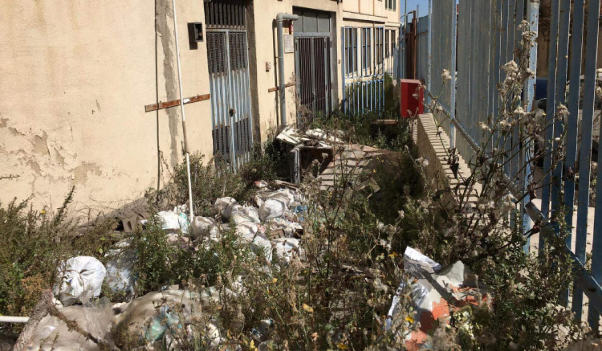 Discarica a cielo aperto, rifiuti abbandonati in pieno centro storico - I rifiuti abbandonati