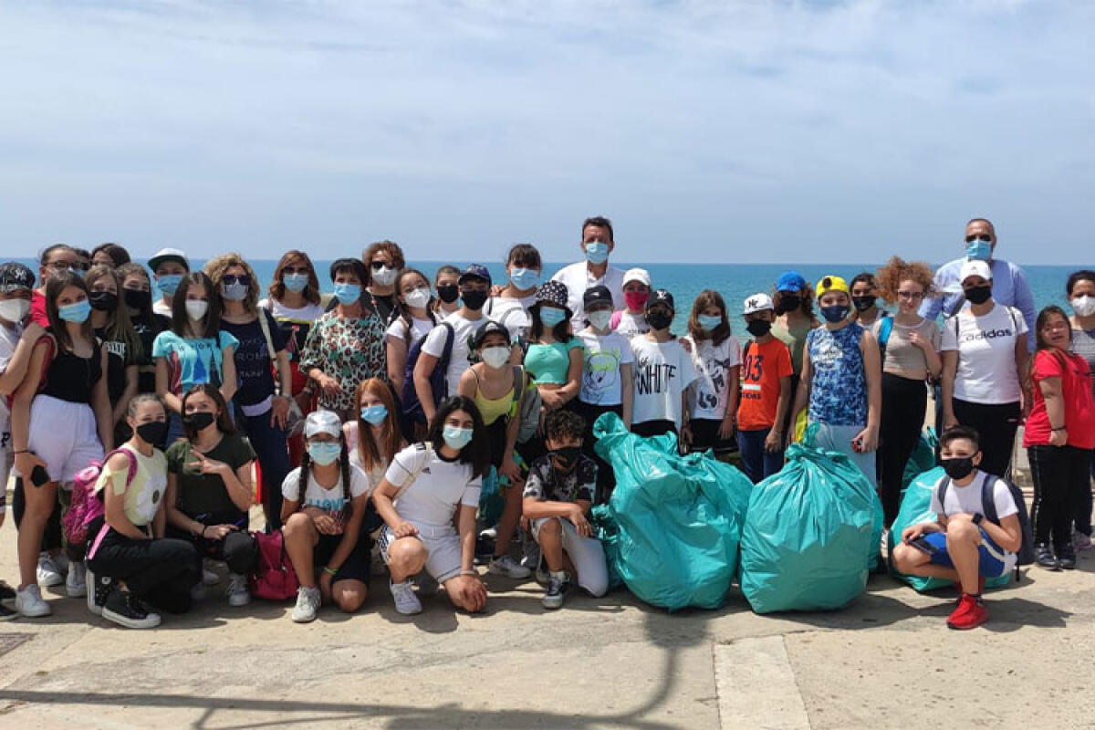 Educazione civica, alunni puliscono la spiaggia - 