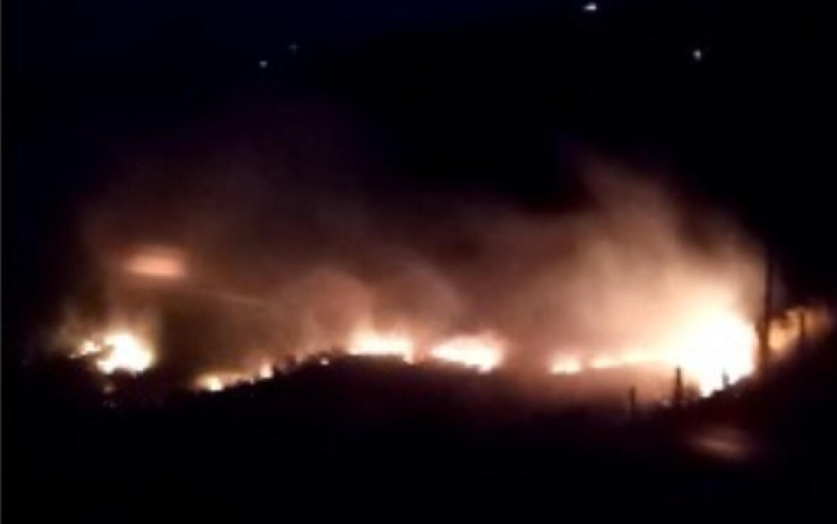 In fiamme area incolta, nella notte fuoco a ridosso della zona industriale - 