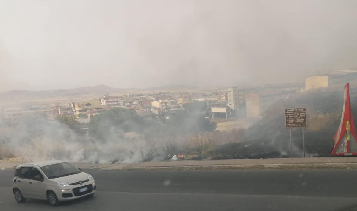 Aree incolte in fiamme, altro rogo in via Butera a ridosso della strada - Fiamme in via Butera