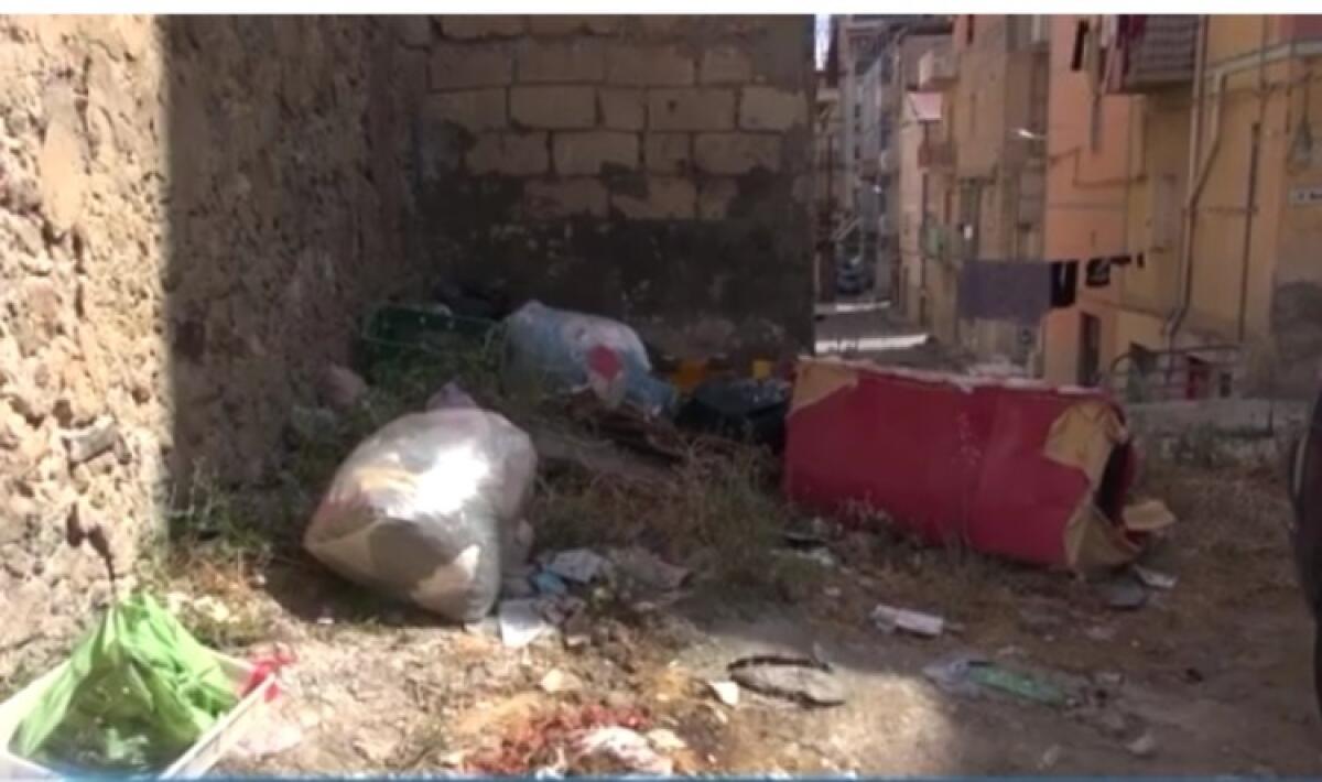 Rifiuti a San Giacomo, ancora discariche a cielo aperto: "Quartiere abbandonato" - Rifiuti abbandonati tra le strade di San Giacomo