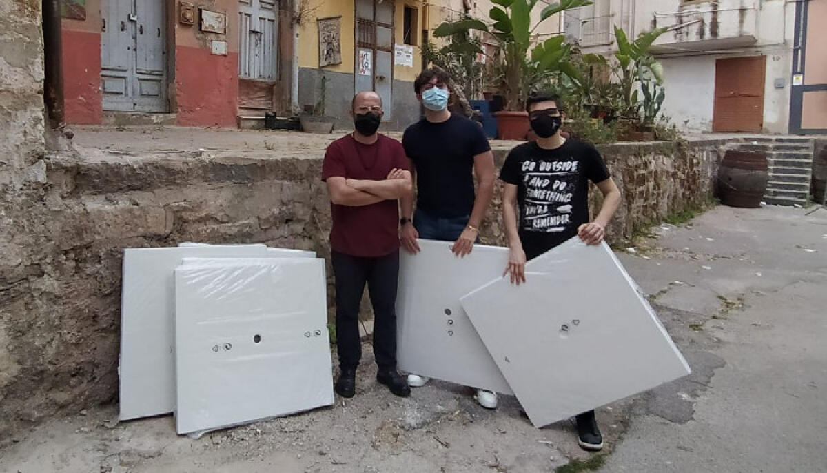 Smaf non si ferma, primi segnali per ripartire: Unità siciliana, "siamo con loro" - Sono arrivati i nuovi tavoli per sostituire quelli distrutti dal fuoco