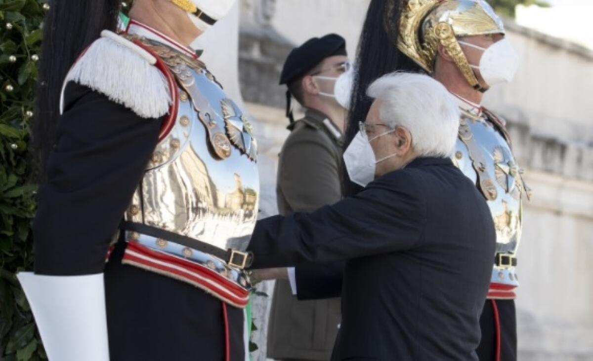 Mattarella all’Altare della Patria “Grati a chi ha difeso la Repubblica” - 