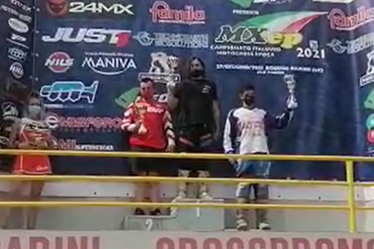 Motocross epoca, Adriano Vinciguerra vince anche a Bordone - Nella foto: Adriano Vinciguerra sul gradino più alto del podio del crossodromo Bordone, in provincia di Lecco.