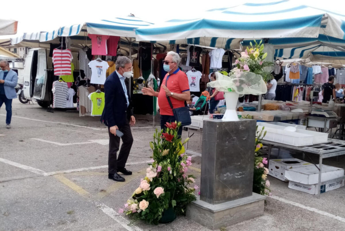 Due anni fa la terribile esplosione al mercatino, "ancora oggi nessuna vera risposta" - La cerimonia nei pressi della lapide a ricordo delle vittime