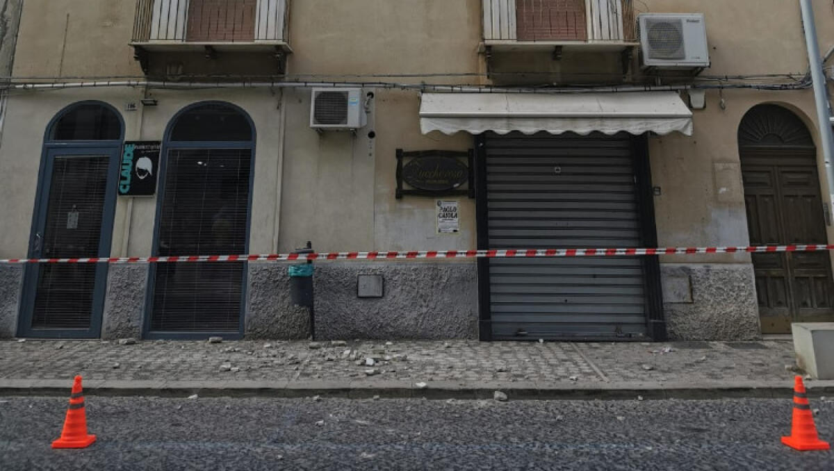 Cedimento in centro storico, calcinacci finiscono in strada in corso Vittorio Emanuele - La zona è stata transennata