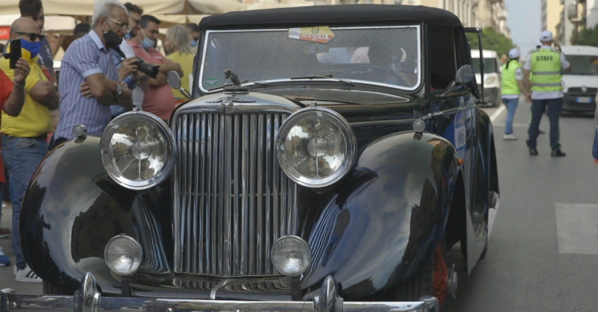Auto storiche in città, ieri passagggio del Giro di Sicilia per la trentesima edizione - 