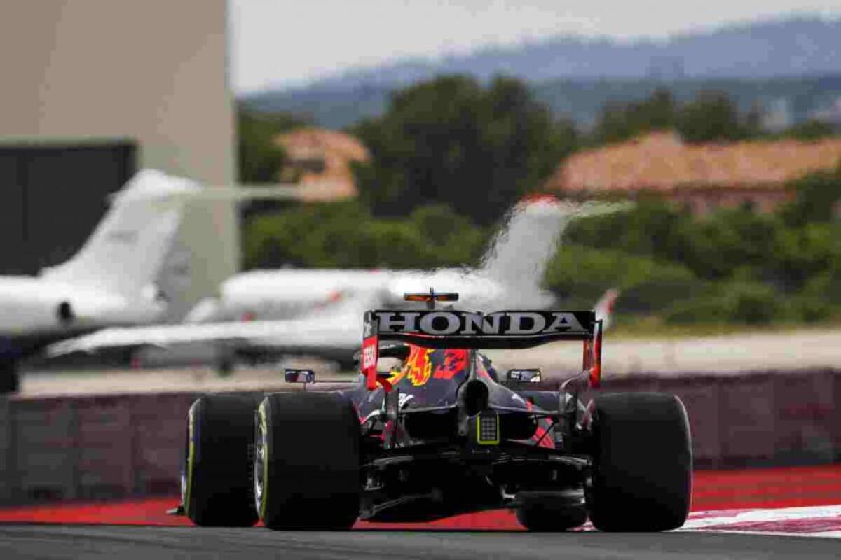Verstappen guida le libere in Francia, Mercedes inseguono - 
