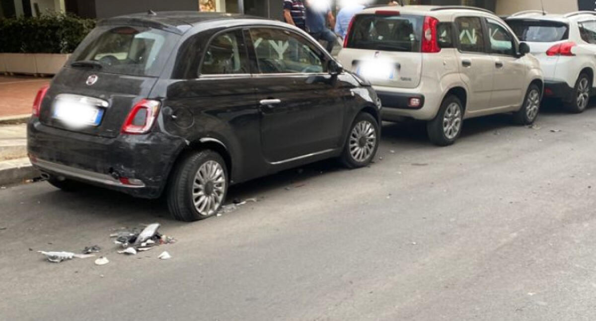 Auto danneggiate in via Palazzi, colpite da un'altra vettura in transito - 