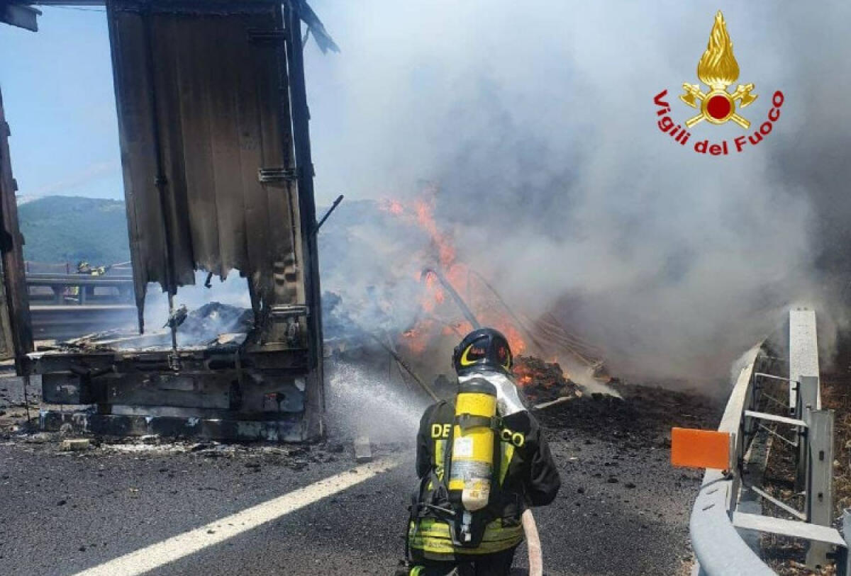 Schianto e rogo sulla A1, paura per autotrasportatore gelese: è in prognosi riservata - Le fiamme hanno avvolto il mezzo guidato dall'autotrasportatore gelese (foto La Nazione)