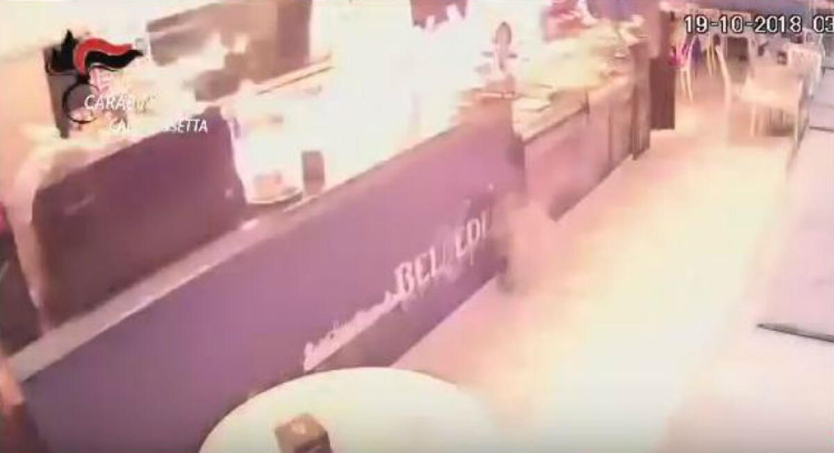 Attentato incendiario distrusse il bar "Belvedere", condanna confermata per Comes - L'azione è stata ripresa dai sistemi di videosorveglianza