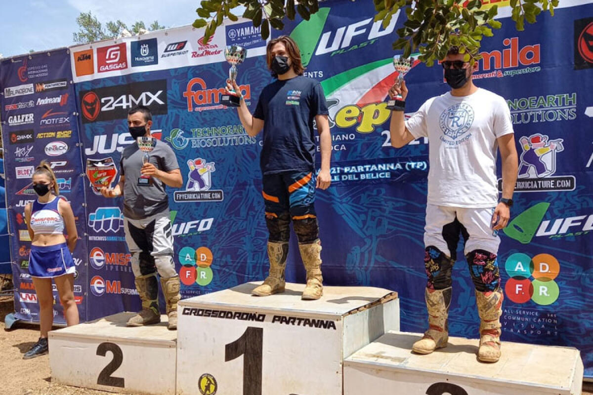 Campionato italiano motocross epoca, Vinciguerra trionfa dopo una pausa di 5 anni - Nella foto in alto: Adriano Vinciguerra primo sul podio a Partanna.