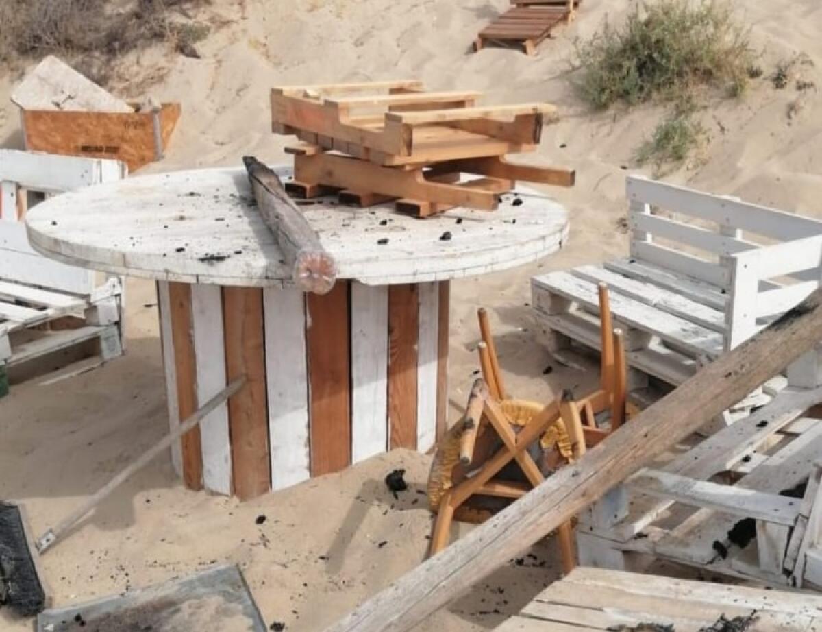 Distrutta piccola area sulla spiaggia di Manfria, tam tam social: "Manfreearea rinasce" -