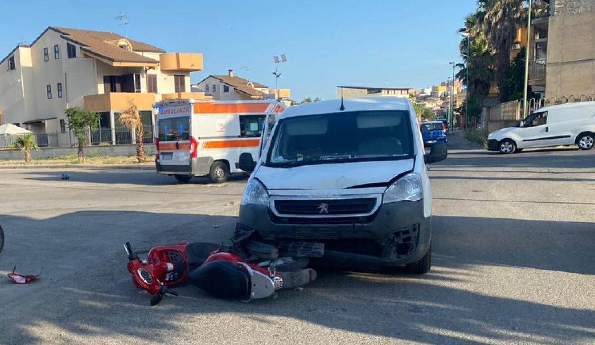 Scontro in via Picasso, due ragazze in ospedale: impatto tra scooter e un furgone - 