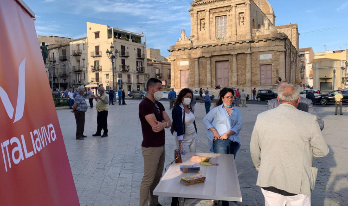 Italia Viva rompe il ghiaccio, renziani in piazza Umberto per parlare con la città - Italia Viva ha organizzato un banchetto in piazza Umberto