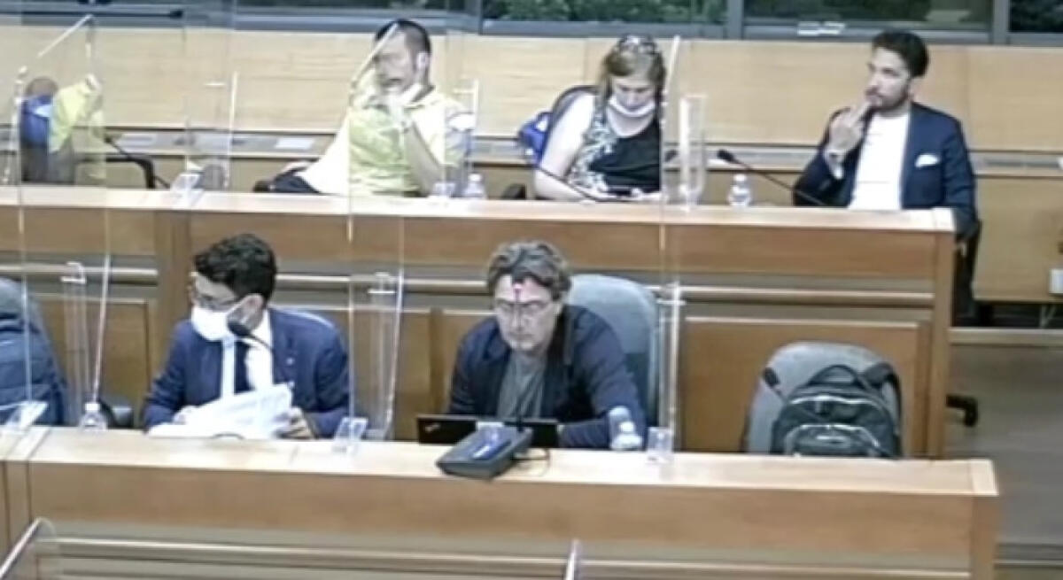 Debiti, maggioranza tiene e approva gli atti: "Da gennaio spesi 800 mila euro" - I consiglieri di maggioranza si sono visti in serata