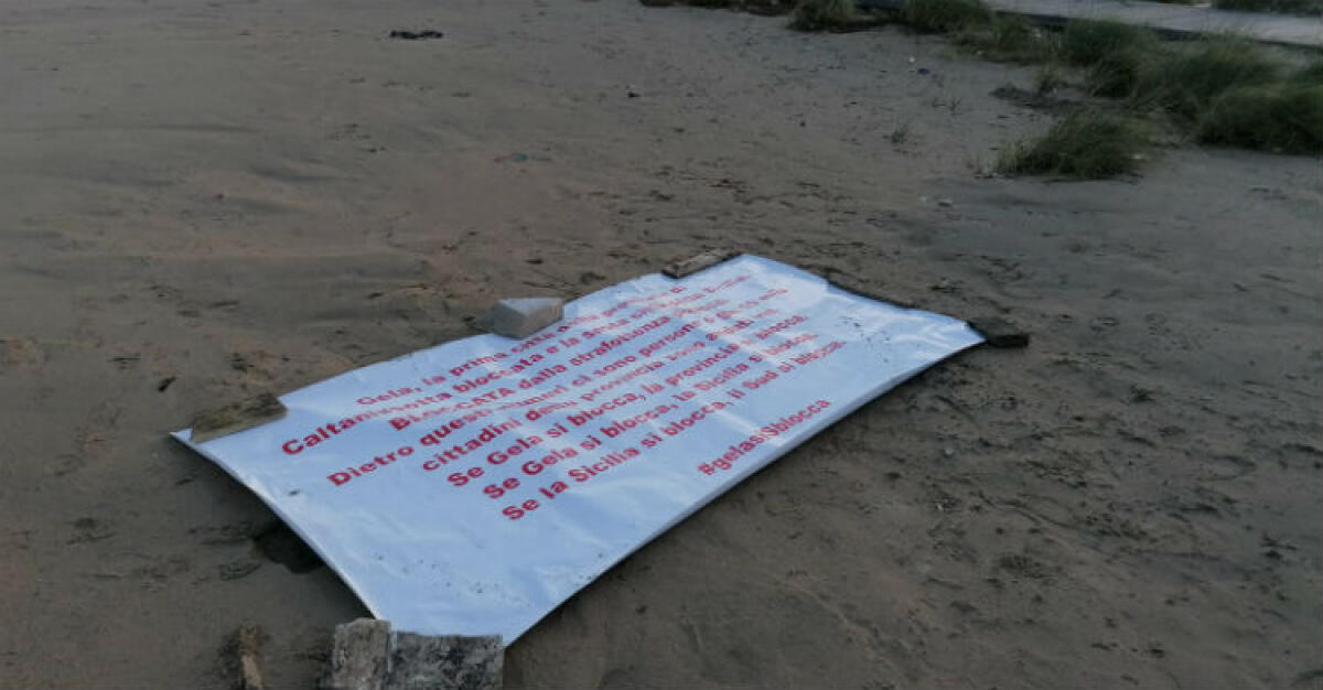 Cgil incontra Falcone, "porto è prioritario per dare dignità alla città" - Lo striscione esposto al porto rifugio