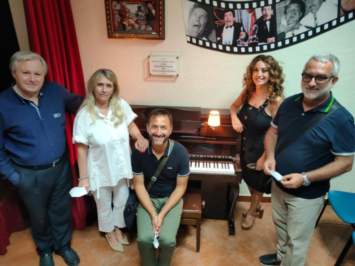 Figli Franco Franchi donano pianoforte padre a talenti Accademia Palermo - 