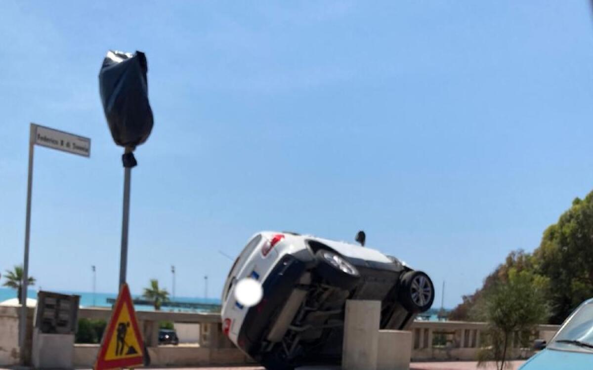 Incidente sul lungomare, Nissan vola sul marciapiede e si ribalta - 