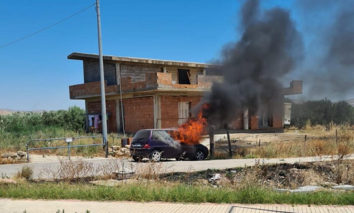 Auto in fiamme alla Cittadella, rogo nei pressi del PalaCossiga - 