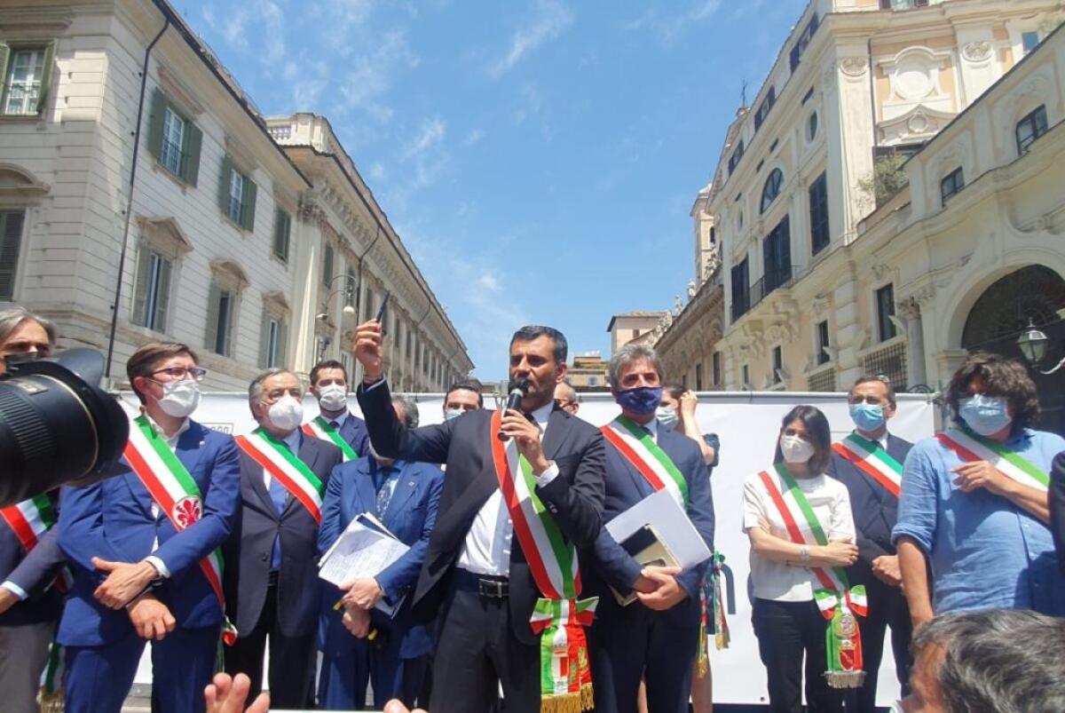 Sindaci in piazza “Siamo colpevoli di voler fare solo il nostro lavoro” - 