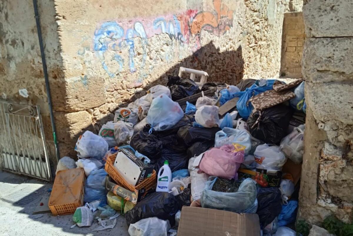 Scempio in centro storico, rifiuti accatastati tra le abitazioni di via Abela - 