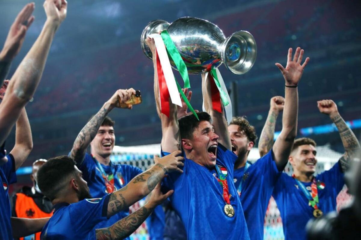 Centinaia di tifosi accolgono gli azzurri a Roma, cori e applausi - 