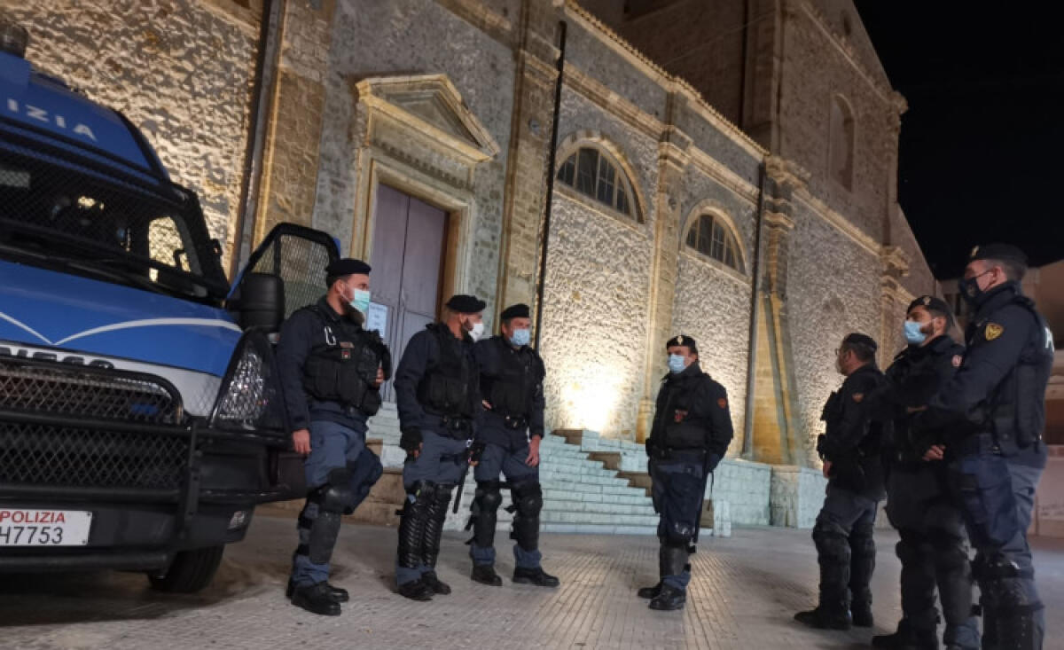 Accusato di aver violentato una minore, polacco era in città: è stato arrestato - Agenti di polizia in centro storico durante il periodo delle restrizioni Covid