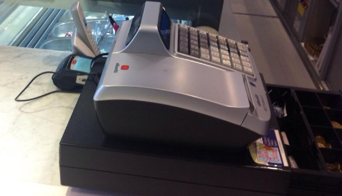 Tenta di rubare il registratore di cassa di un'attività, un arresto: avrà obbligo firma - 