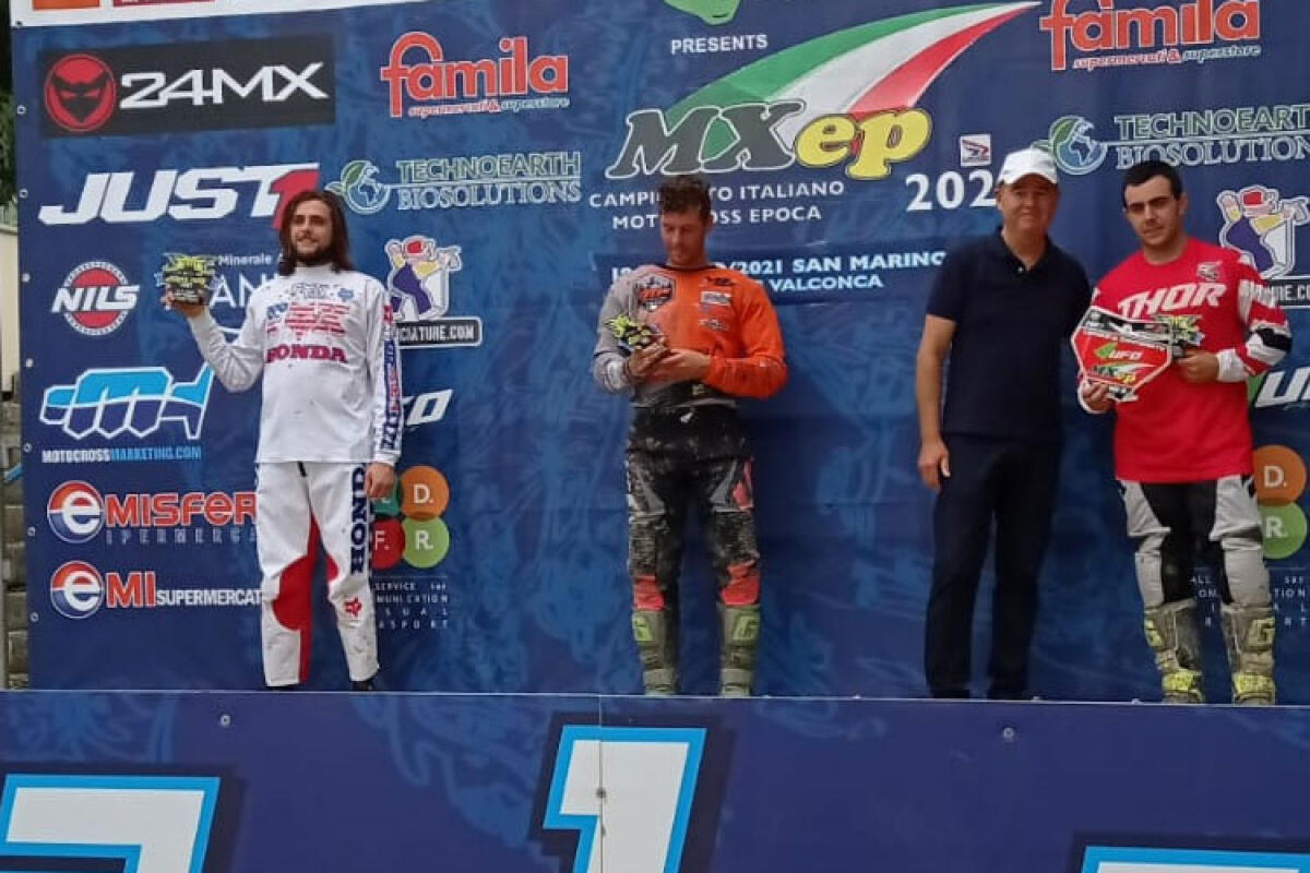 Motocross Epoca, Vinciguerra più veloce a San Marino è terzo in classifica generale - Nella foto: Adriano Vinciguerra secondo sul podio a San Marino, penultima prova del campionato nazionale Epoca Ufo.