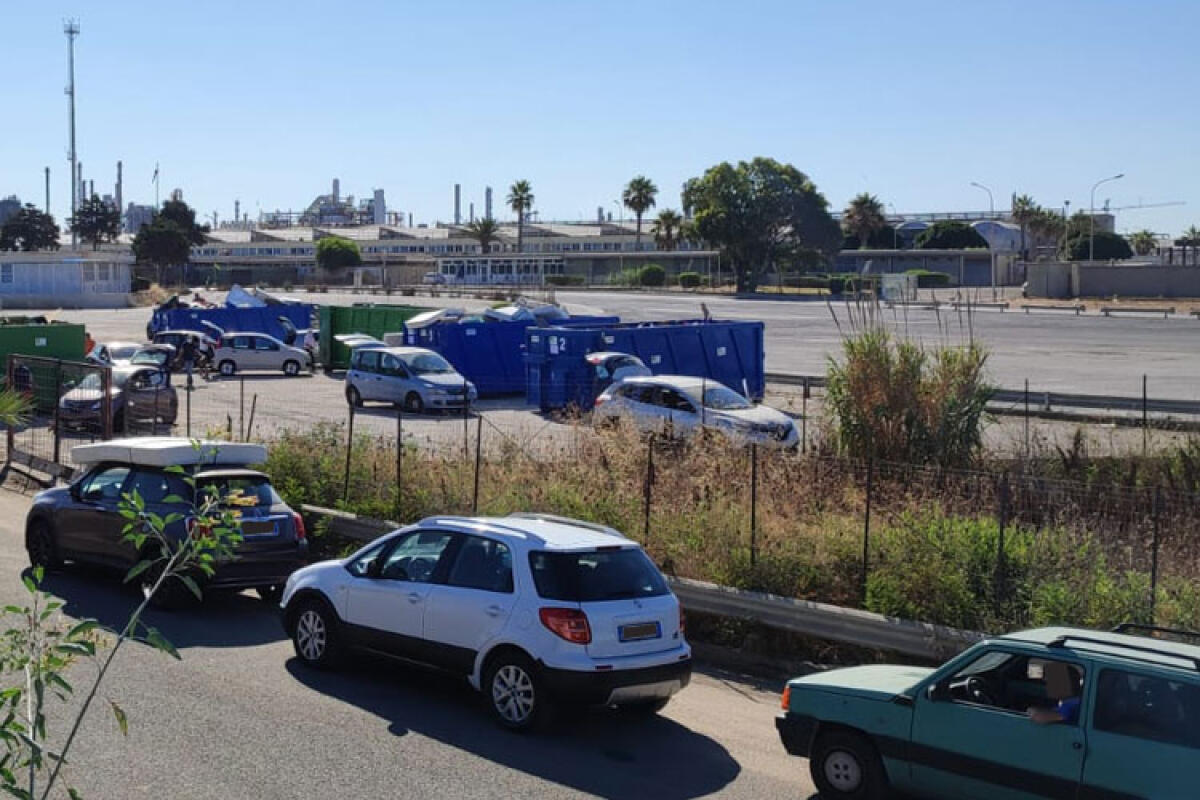 In coda allo "Svuota cantine" con gabinetto e bidet, assente la polizia municipale - Le auto in coda all'accesso del piazzale destinato allo "Svuota cantine". 