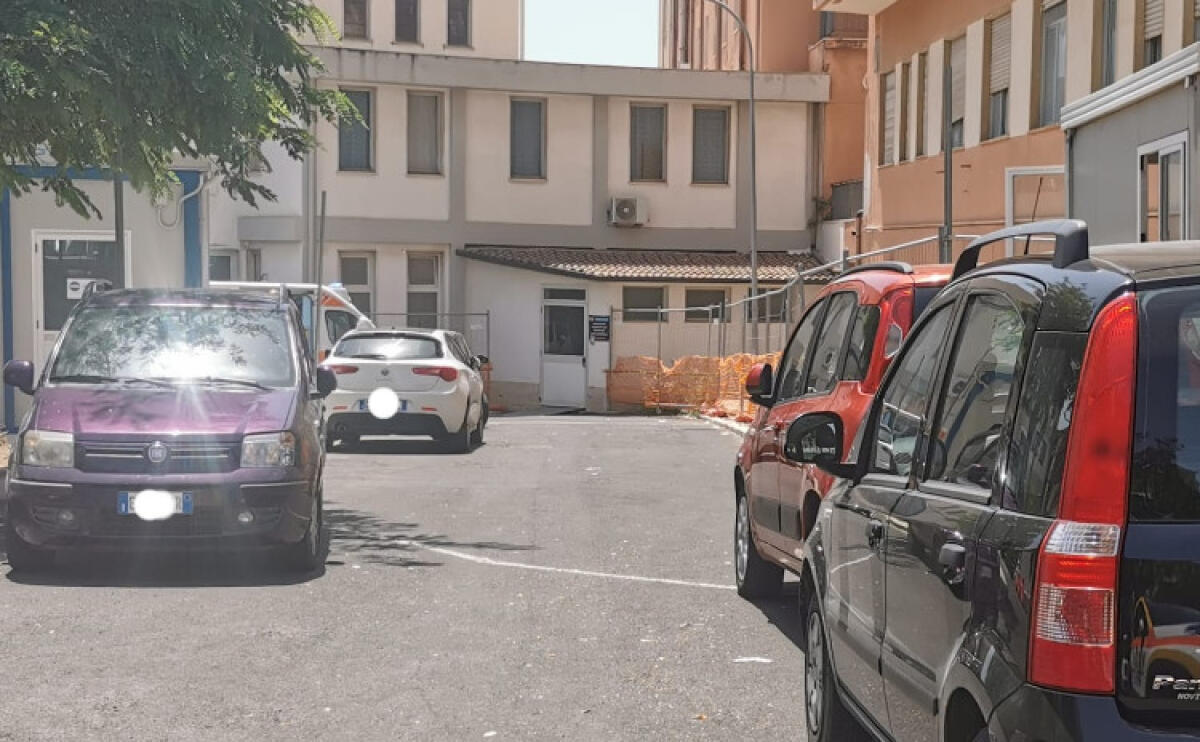 Sosta "selvaggia" davanti al pronto soccorso Covid, disagi per operatori e pazienti - Le auto ferme davanti al pronto soccorso infettivologico