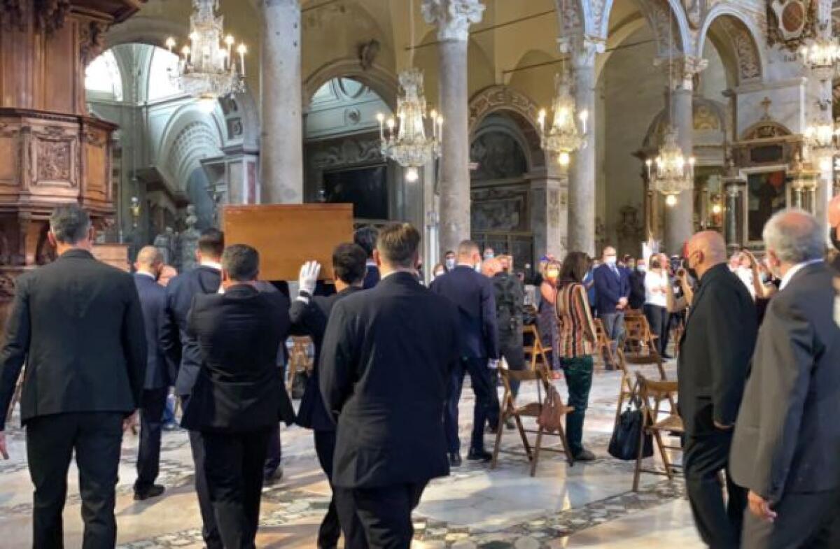 Carrà, un applauso infinito per l’ultimo saluto alla regina della tv - 
