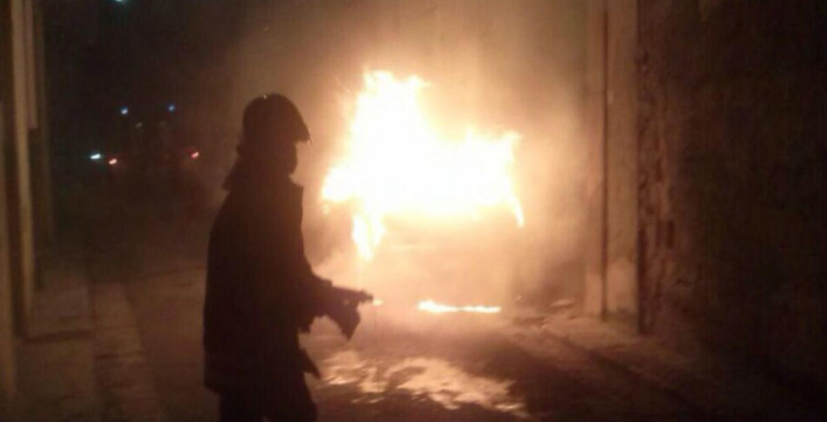 L'automobile di un poliziotto fu incendiata, due a processo: sono accusati del rogo - 