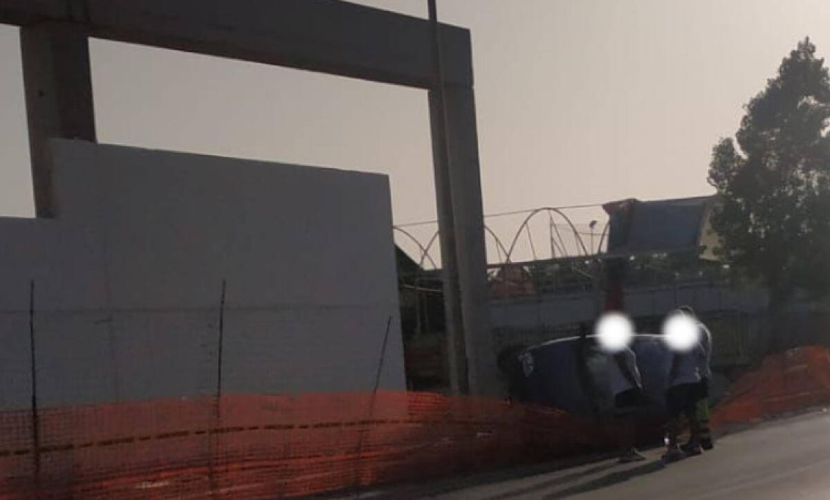 Auto finisce all'interno del cantiere di un supermercato, vettura ribaltata - L'auto ribaltata all'interno del cantiere