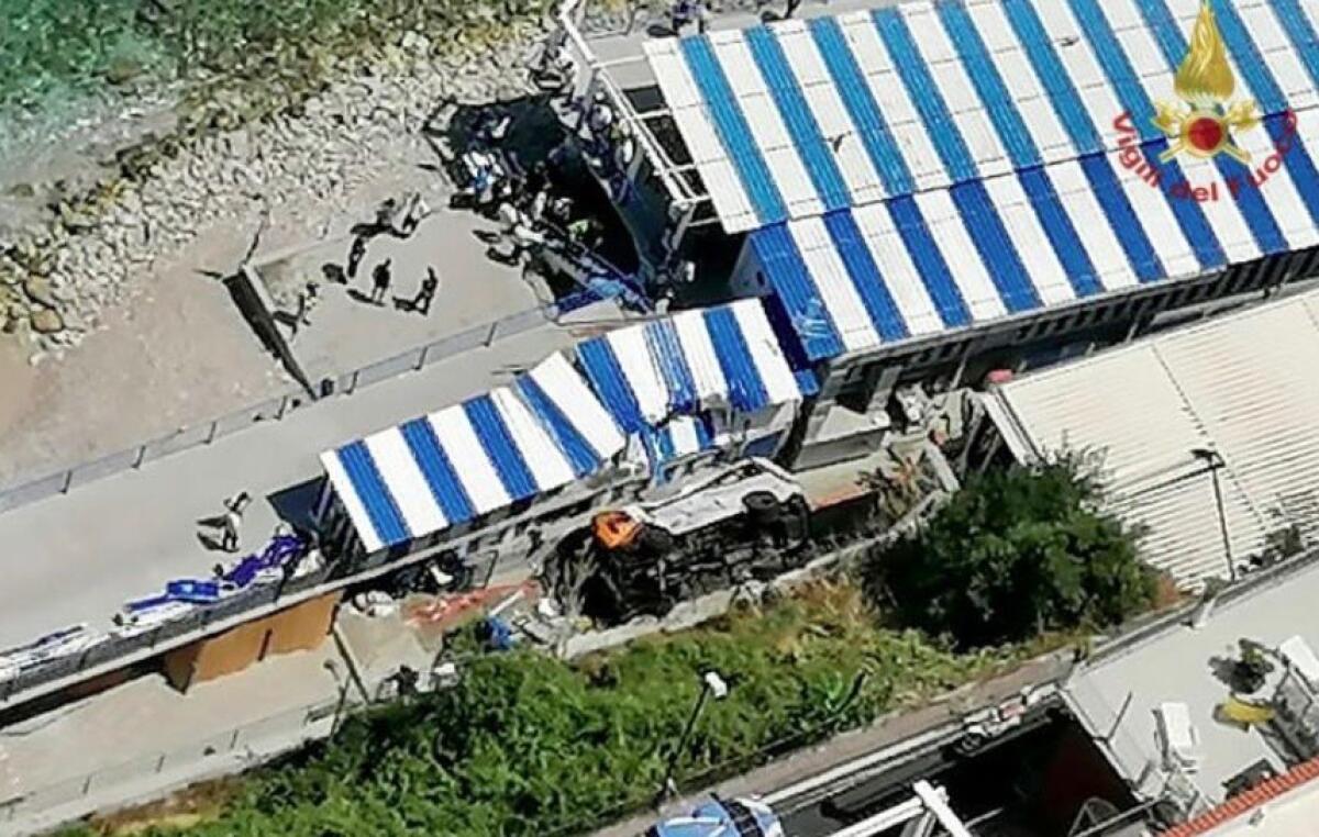 Bus precipita in una scarpata a Capri, morto l’autista, diversi i feriti - 