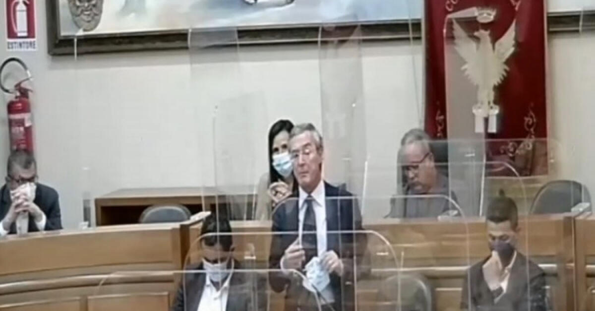 "Vogliono destabilizzarci", gelo Greco-Liberamente: "Da prefetto consiglieri indagati" - Greco in aula consiliare