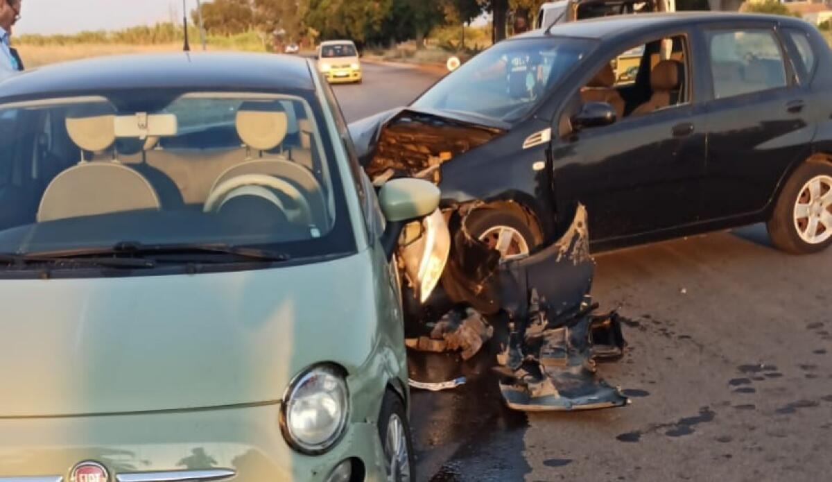 Scontro tra auto alla rotonda del tribunale, vetture danneggiate - 