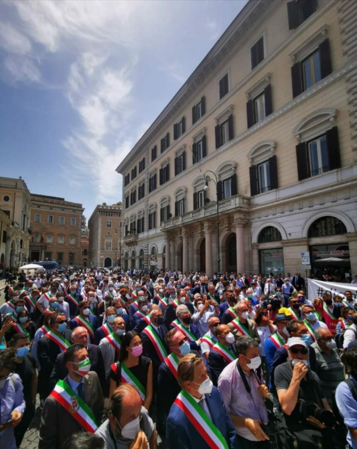 Sindaci siciliani in piazza a Roma chiedono dignità istituzionale - 