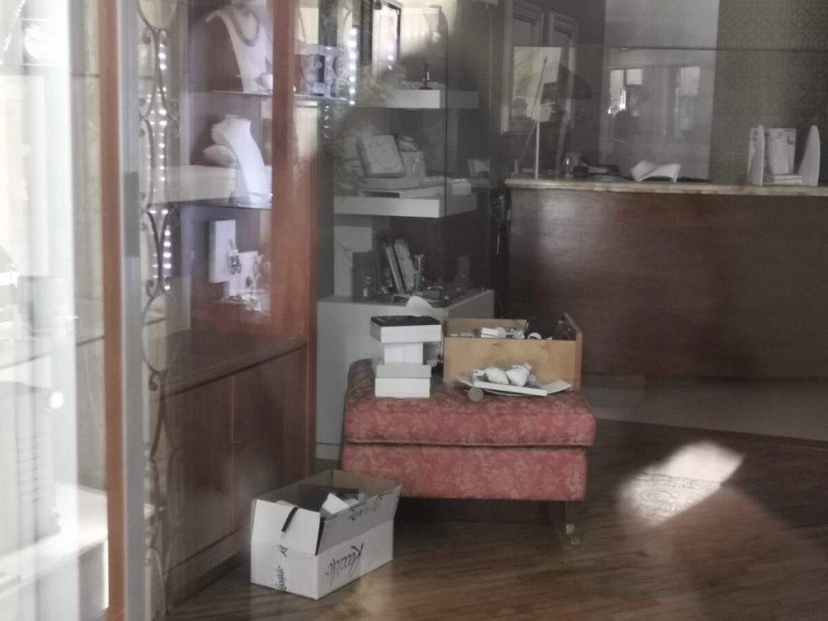 Irruzione furtiva alla gioielleria "G&G": ladri in azione nella notte -