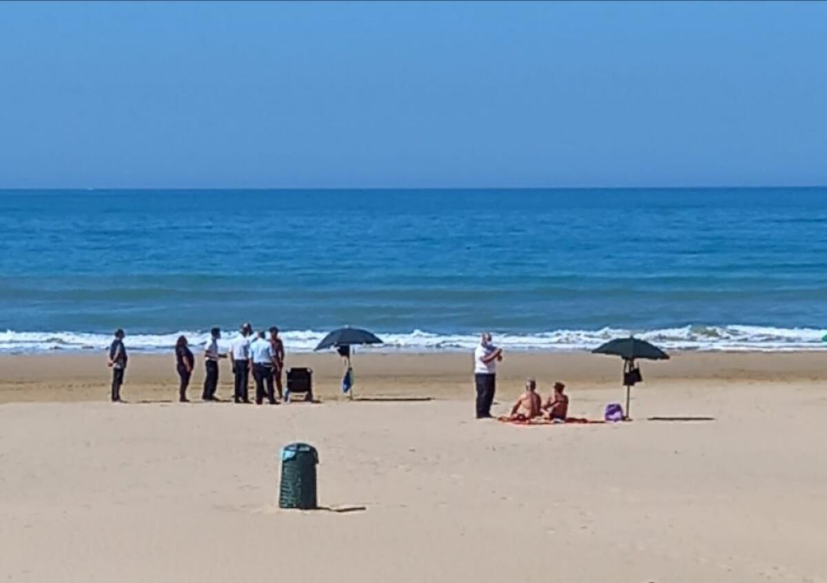 In spiaggia nonostante la zona rossa, controlli a bagnanti sul lungomare -
