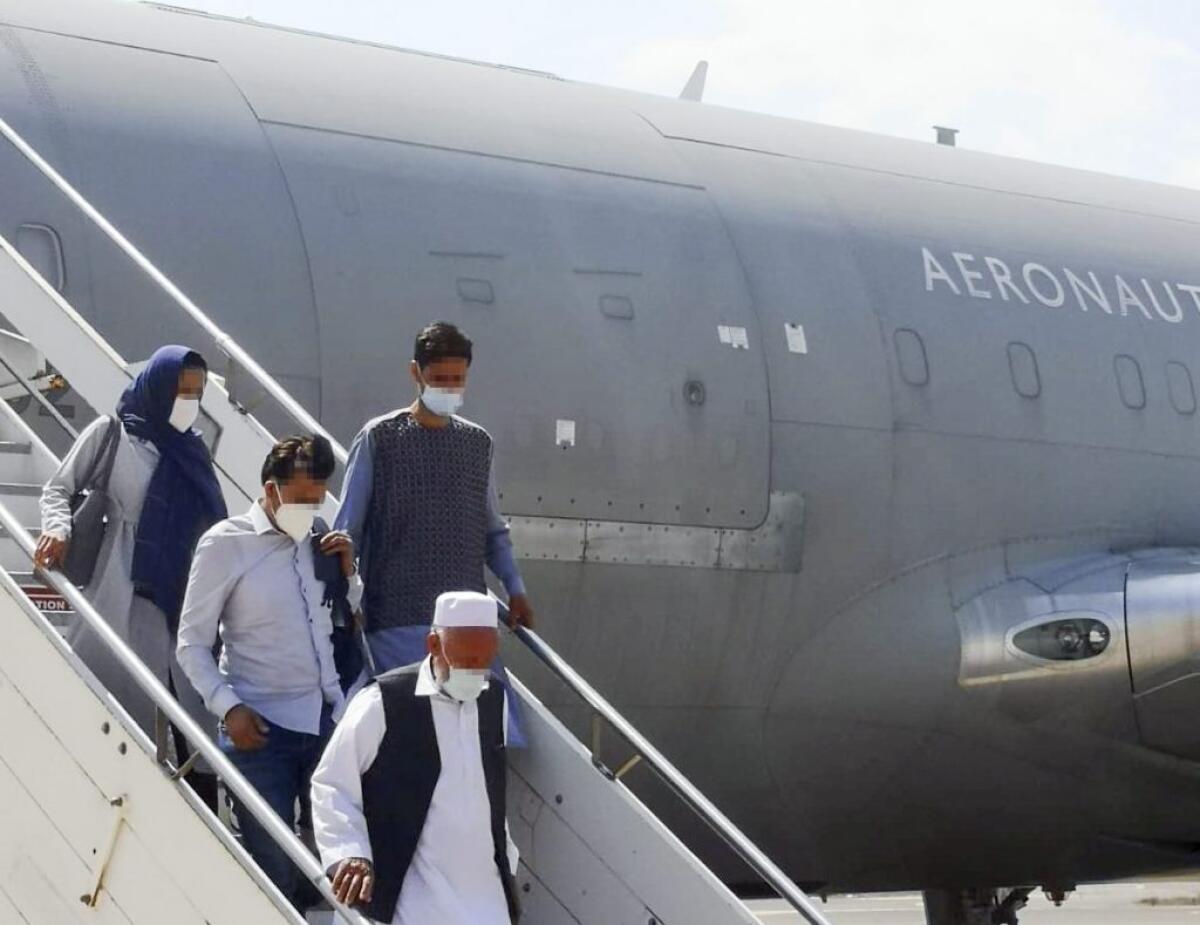 Atterrato a Fiumicino volo con 202 afghani - 
